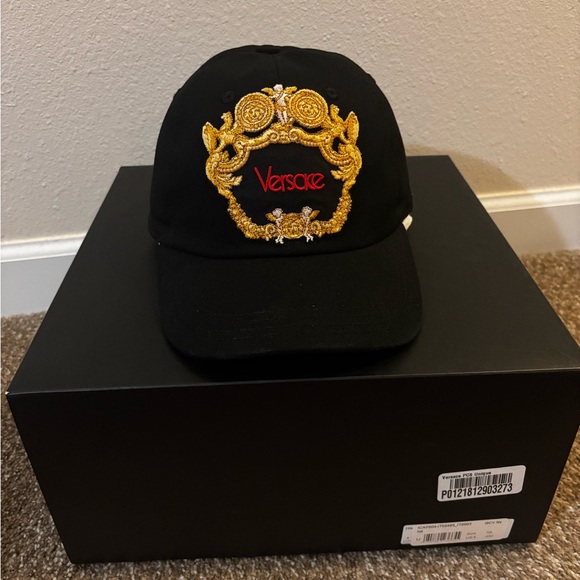 Versace hat like new worn less than 6 times smoke free home no discoloration - Picture 1 of 4